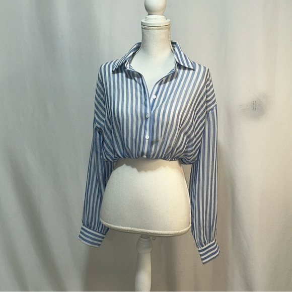 french kyss Tops - French Kyss White and Blue Striped Crop Button Down